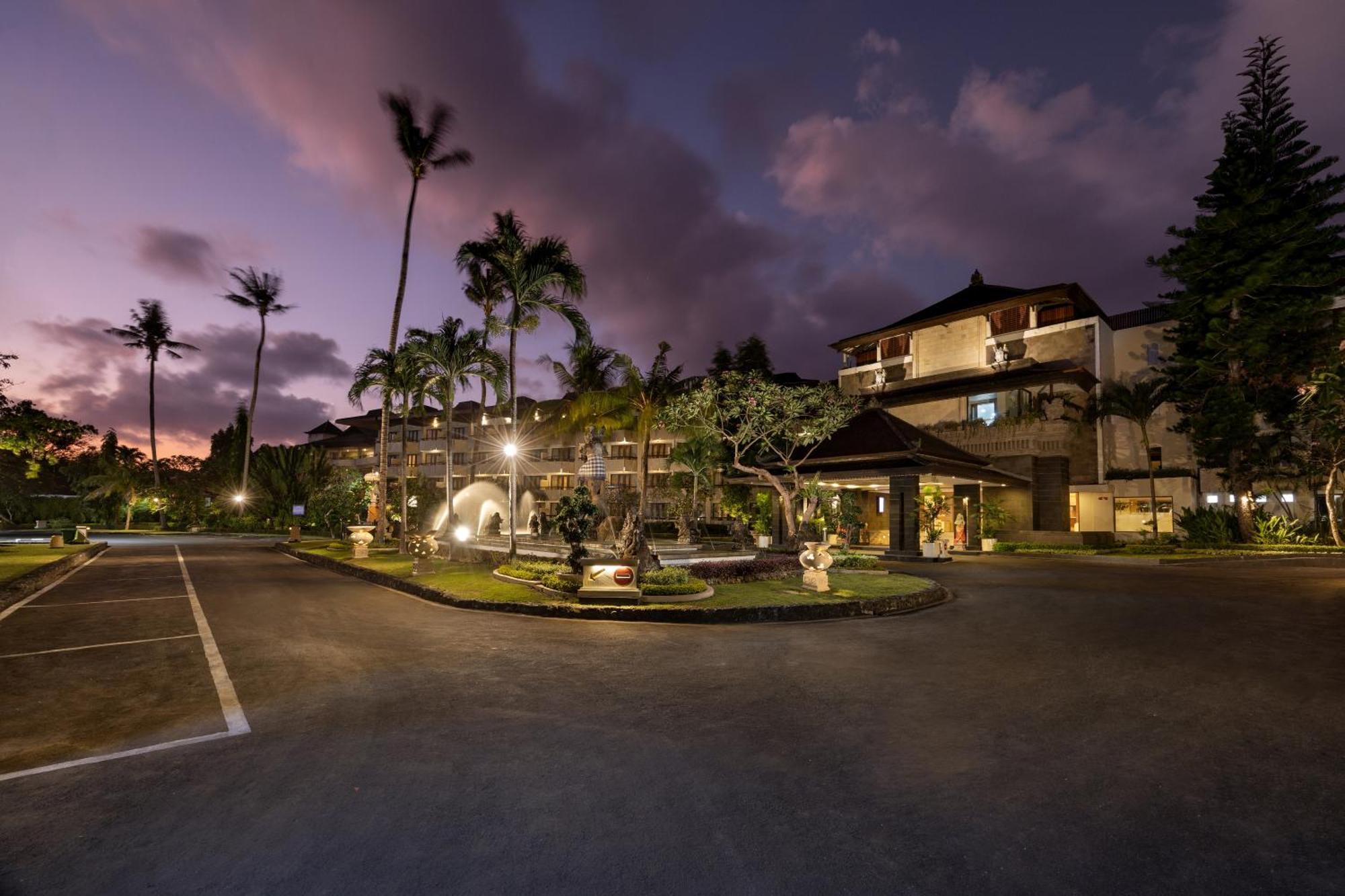 Prama Sanur Beach Bali Luaran gambar The hotel at night