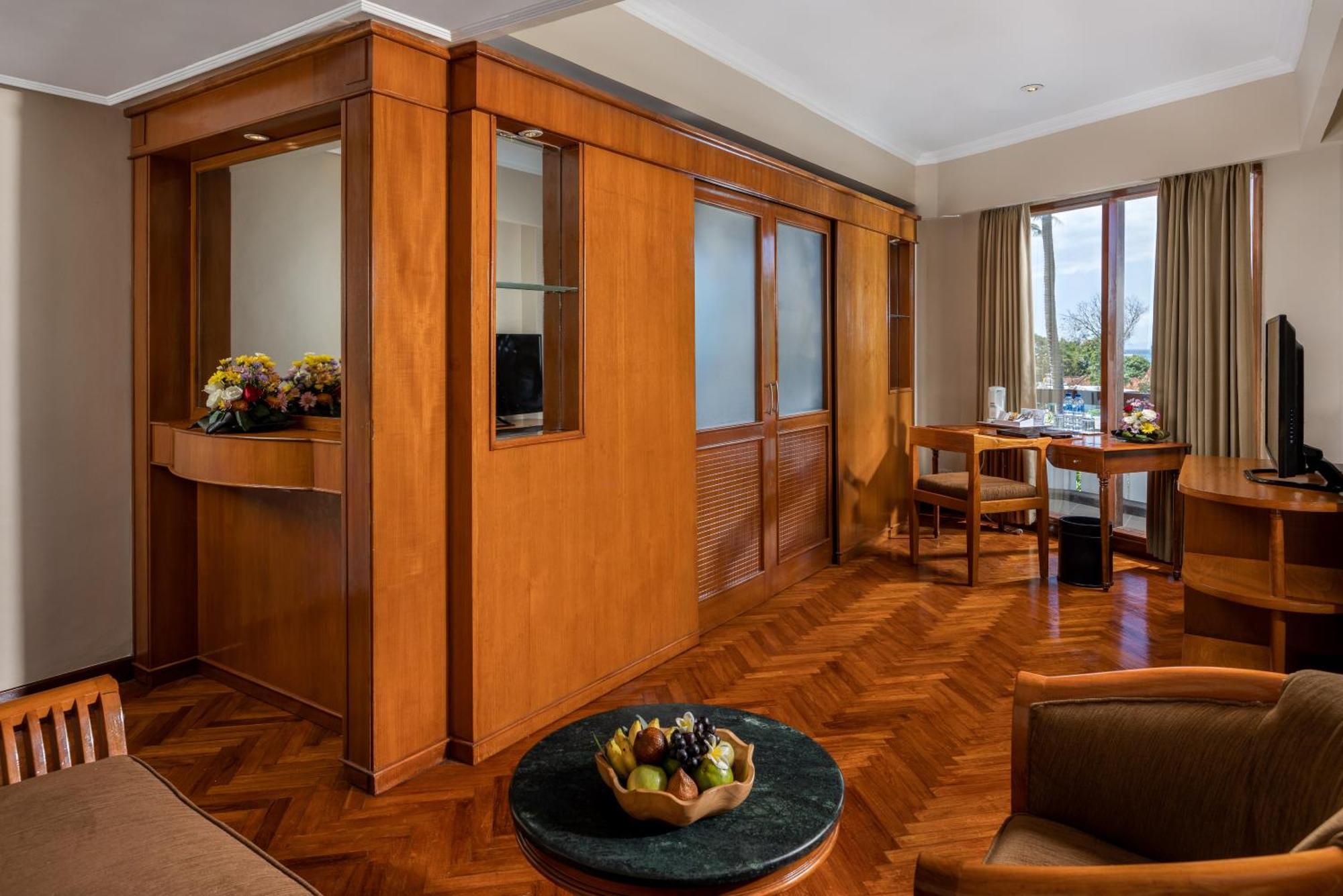 Prama Sanur Beach Bali Luaran gambar A suite at the hotel